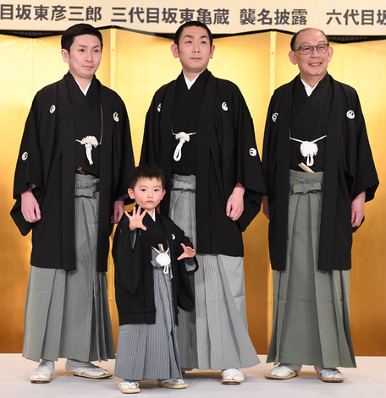 「団菊祭五月大歌舞伎」で(奥右から)坂東楽善を襲名する坂東彦三郎、坂東彦三郎を襲名する坂東亀三郎、坂東亀蔵を襲名する坂東亀寿。手前は坂東亀三郎を襲名する坂東侑汰=東京都千代田区で2017年1月24日、徳野仁子撮影