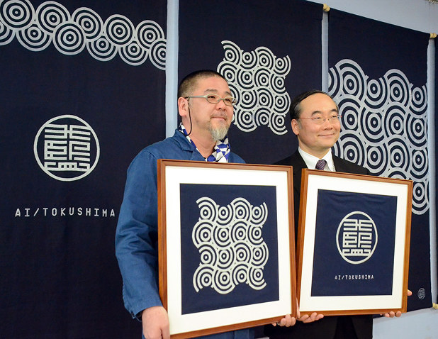 藍のロゴ 魅力ｐｒ 東京五輪 パラ公式エンブレムデザイン 野老さん制作 鳴門の渦潮や祖谷の雲をイメージ 徳島 毎日新聞