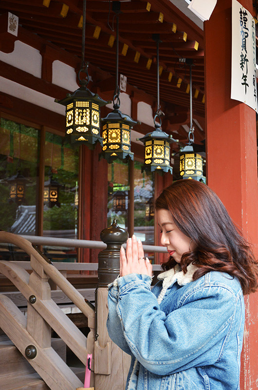 拝殿で「今の幸せが続きますように」と祈る北村公美さん=天理市の石上神宮で、藤本柳子撮影