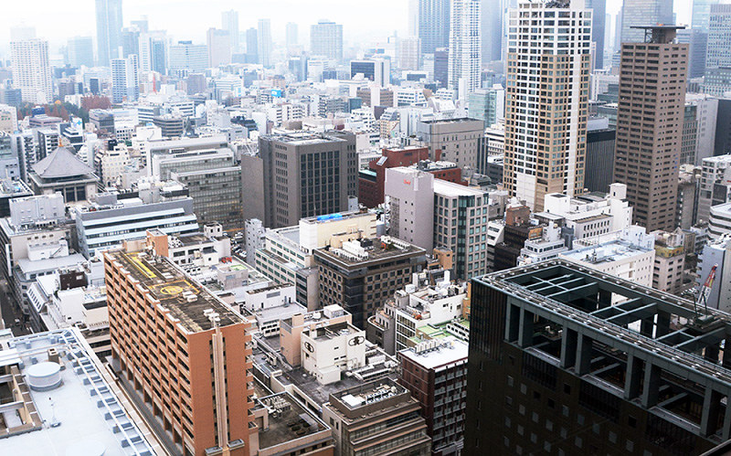 船場の街並み(手前)。近年、高層マンションが目立つようになった=大阪市中央区で2016年12月、久野洋撮影