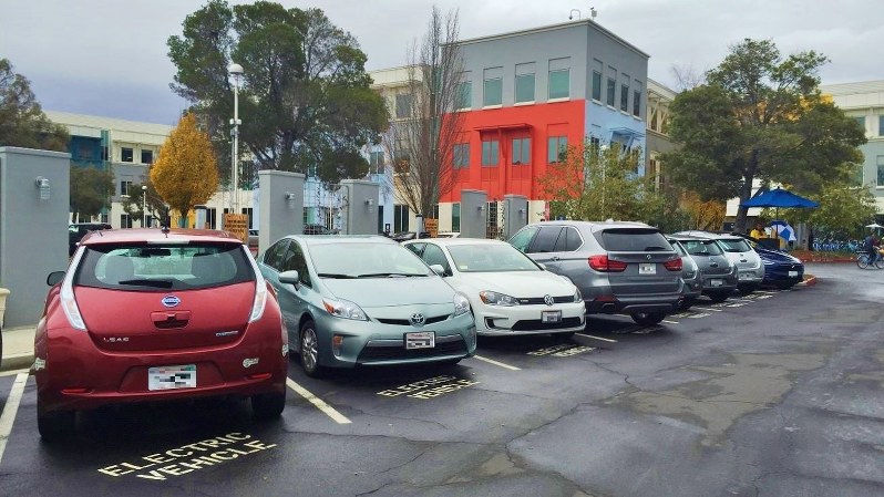 フェイスブック本社の駐車場にある電気自動車専用の駐車スペース(一部画像を加工しています)=遠藤吉紀撮影