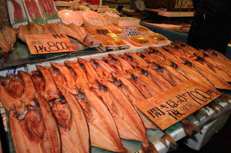 鮮魚店で店先に並び、人気のホッケの開き=小樽市で