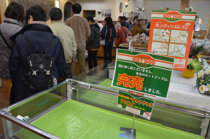 閉店が決まり、大勢の買い物客が訪れているキムラヤの直売店。看板商品のホットドッグは午前中で売り切れることも