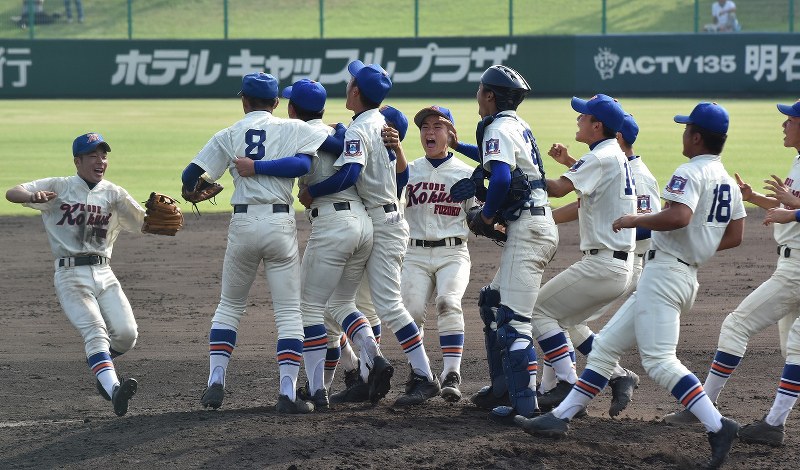 秋季兵庫県大会を制した神戸国際大付ナイン=矢澤秀範撮影