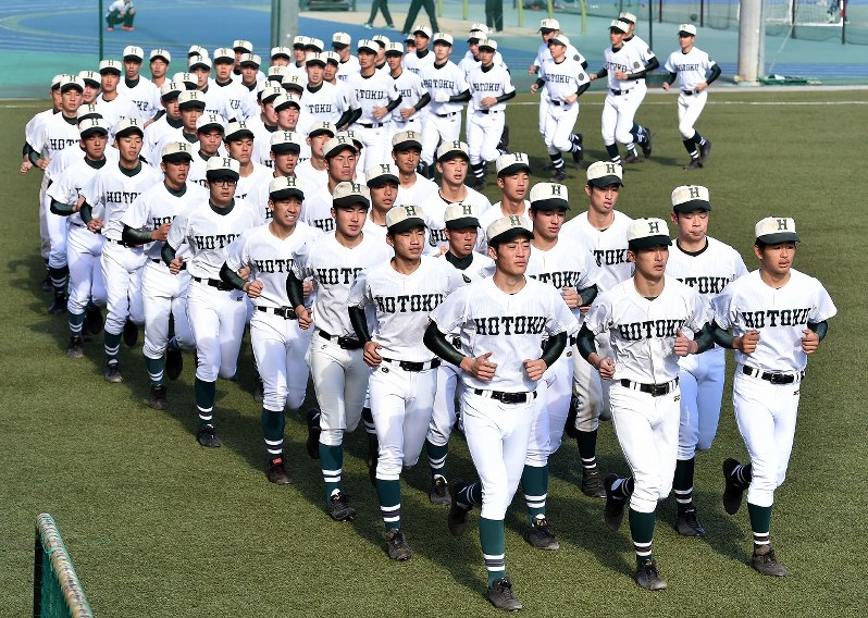 報徳学園の選手たち=岩間理紀撮影