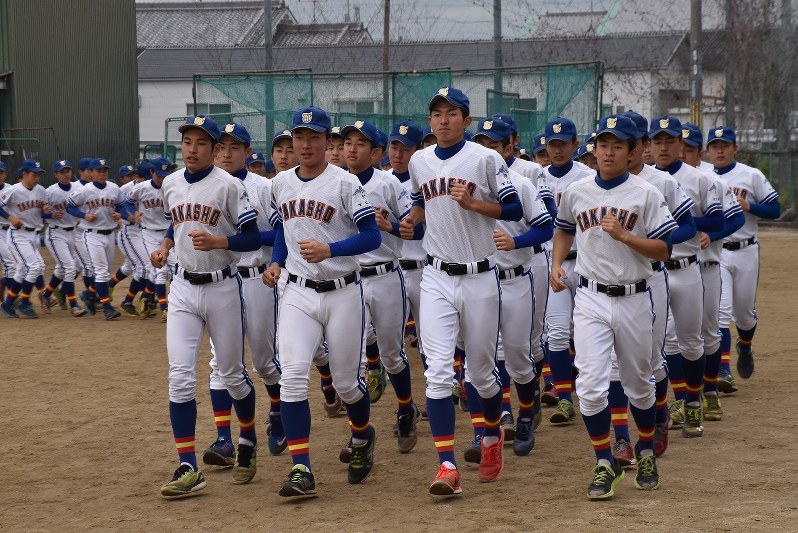 高田商の選手たち=郡悠介撮影