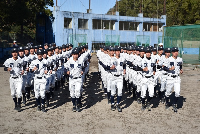 明徳義塾の選手たち=益川量平撮影