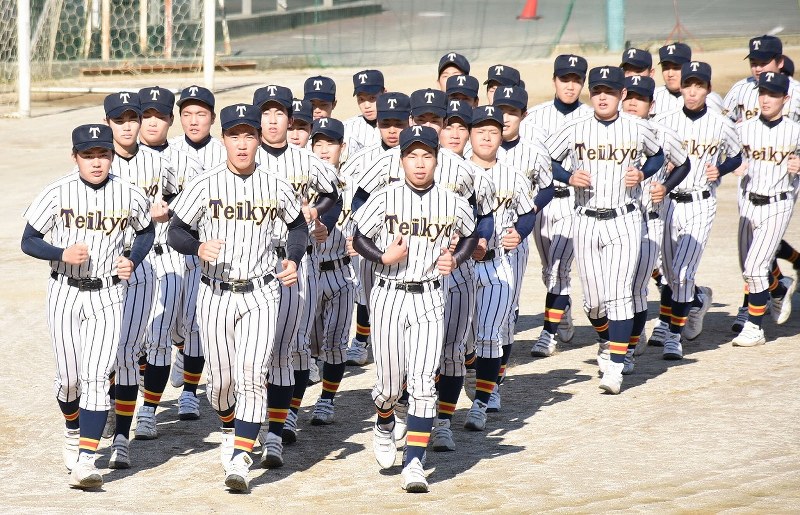 帝京第五の選手たち=松原由佳撮影