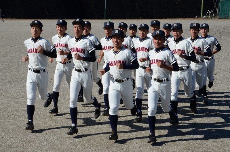 中村の選手たち=岩間理紀撮影