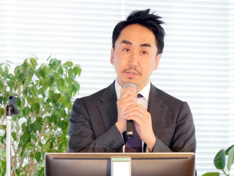 2016年12月期連結決算について発表するLINEの出沢剛社長=2017年1月25日午後3時57分、尾村洋介撮影