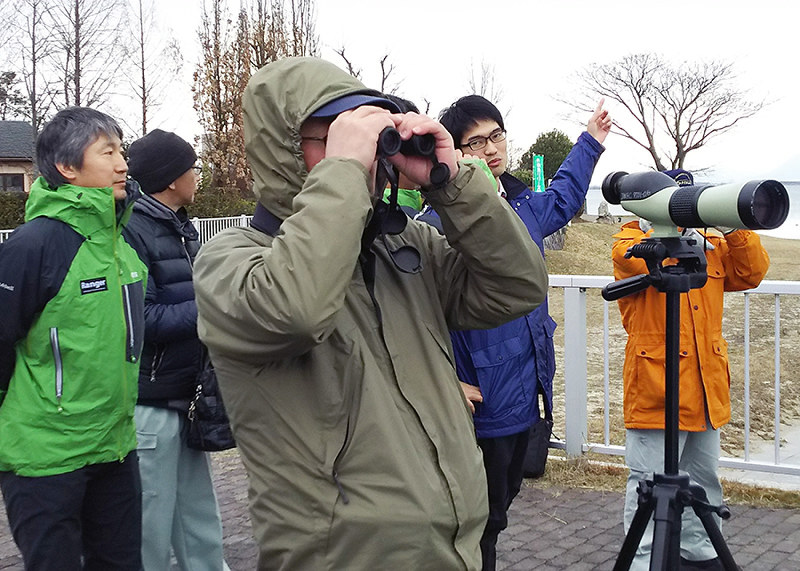 野鳥の調査を行う環境省の野鳥緊急調査チームのメンバーら=大津市内で、衛藤達生撮影