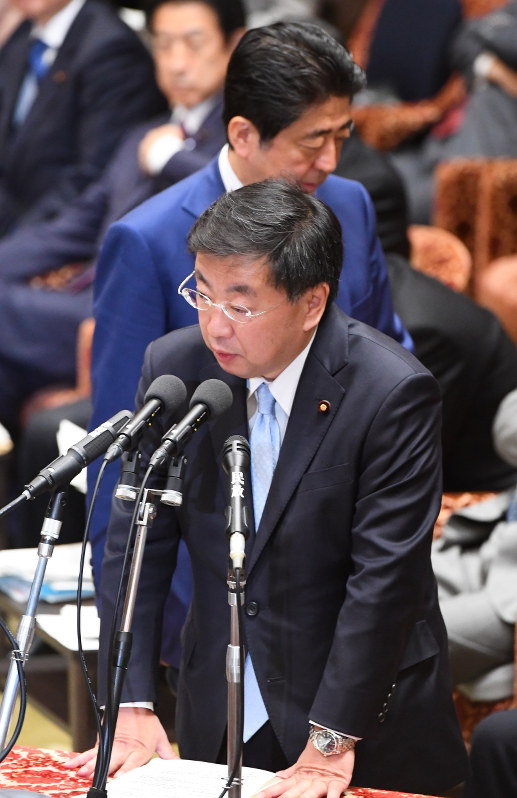 衆院予算委員会で自民・河野太郎氏の文部科学省の天下りあっせん問題について質問に対し答弁する松野博一文部科学相。後方は中座から戻った安倍晋三首相=国会内で2017年1月26日午前10時17分、川田雅浩撮影