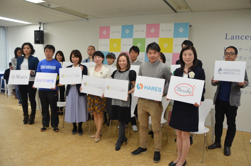 「フリーランス協会」を設立した田中美和さん(前列中央)らメンバー。フリーランスのスキルアップや業務効率化支援などに取り組む=東京都渋谷区渋谷2の「新しい働き方『LAB』」で2017年1月26日、錦織祐一撮影