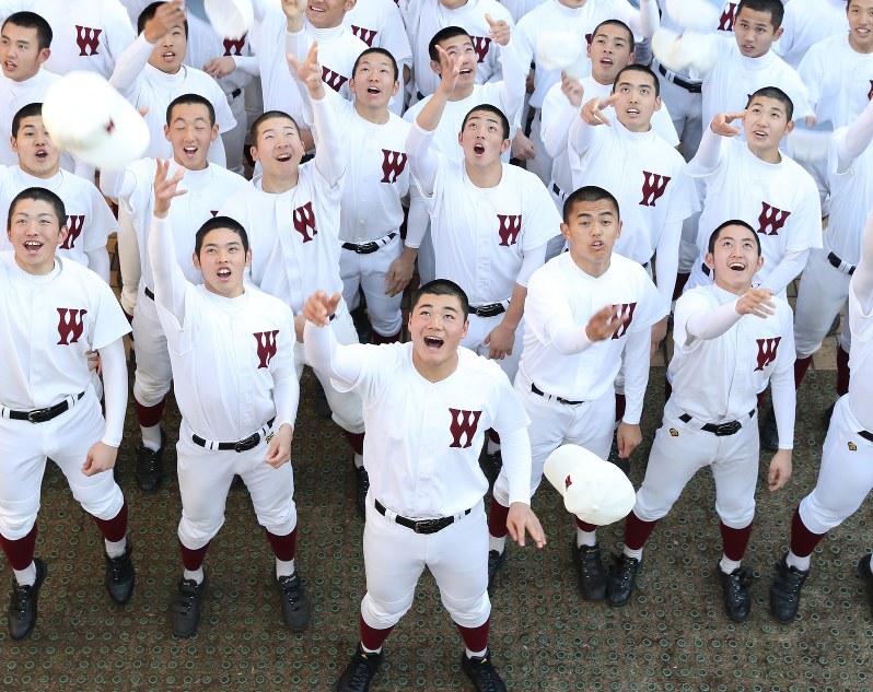センバツ出場が決まり、喜ぶ清宮主将ら早稲田実の選手たち=東京都国分寺市で2017年1月27日午後3時54分、小出洋平撮影