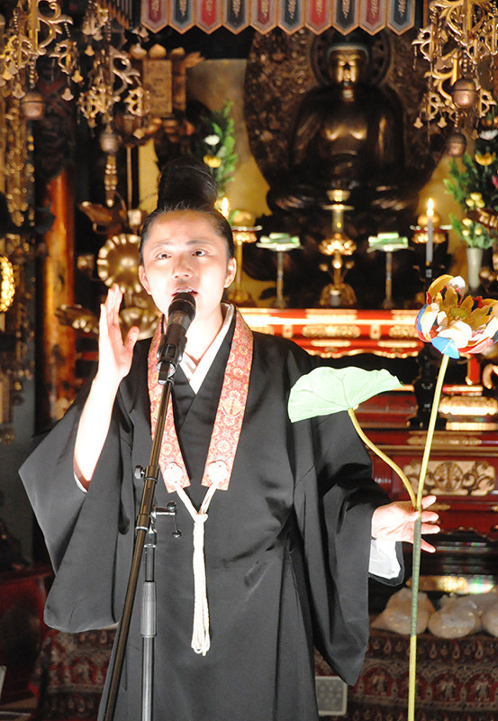 阿弥陀如来に見守られながら歌う愛$菩薩こと中村祐華さん=京都市下京区で2016年11月7日、花澤茂人撮影