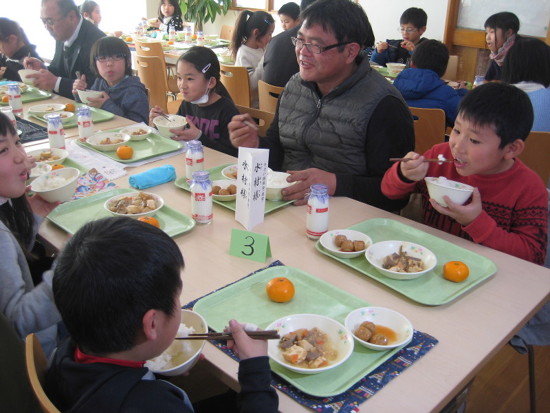 給食 地元産米使い 青梅の小学校 農家招き味わう 東京 毎日新聞