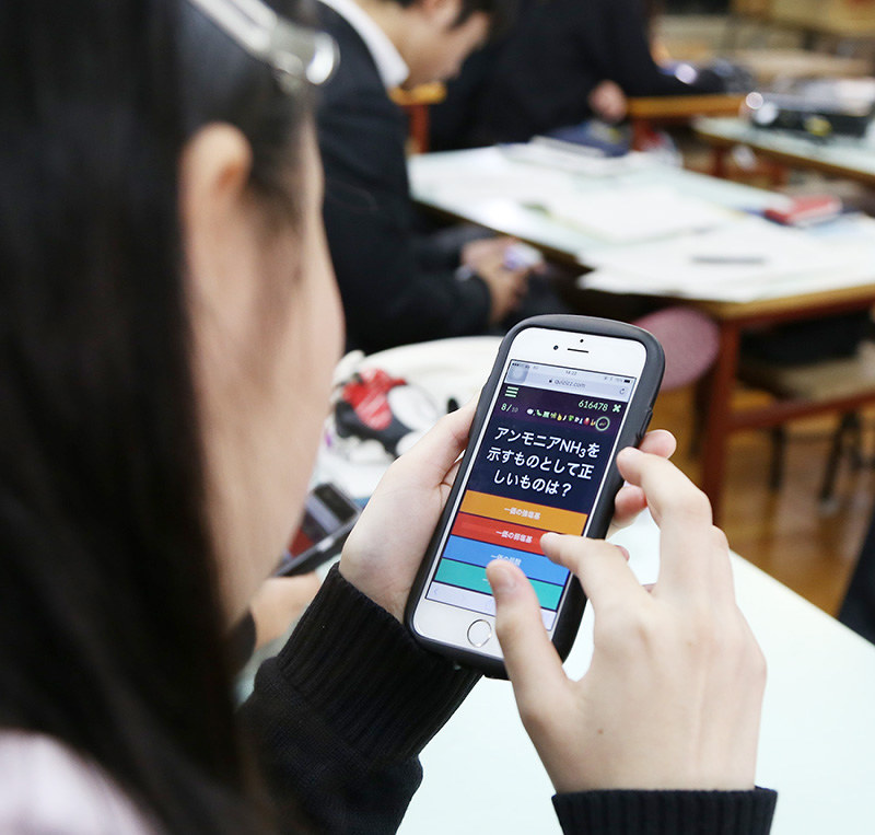 生徒の個人スマホに表示された化学の授業の復習テスト=堺市中区の府立東百舌鳥高校で、大島英吾撮影
