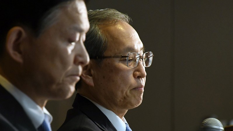 厳しい表情で記者会見に臨む東芝の綱川智社長。手前は成毛康雄副社長=2017年1月27日、根岸基弘撮影
