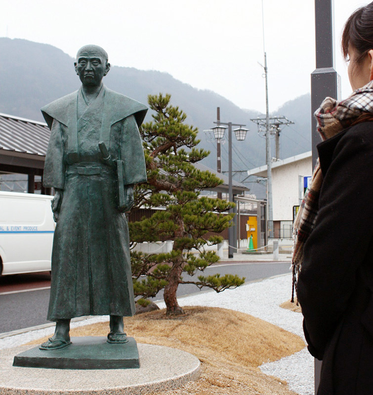 山田方谷 実寸大ブロンズ像 備中松山城仰ぐ 高梁で除幕式 岡山 毎日新聞