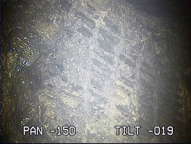 廃炉作業は長い道のり(溶けた核燃料と見られる堆積物)=東京電力提供の映像から