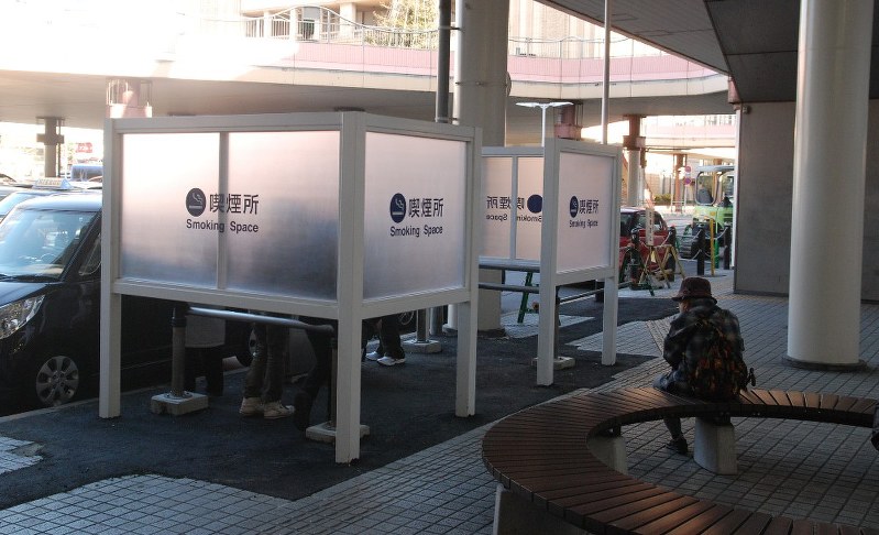 法案で駅構内は「喫煙室でのみ喫煙可」だが、喫煙室には密閉するなどの基準が設けられる