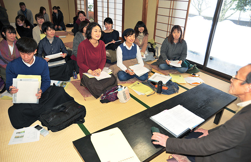 住民代表者(右)から地区の実情を聞く看護師たち=京都府綾部市睦寄町の「あやべ山の家」で、佐藤孝治撮影
