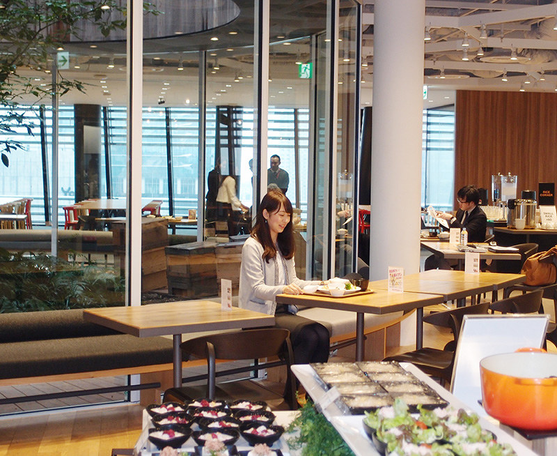 ヤンマーが土日に開放する社員食堂。女性の後方に養蜂用の巣箱が置かれている=大阪市北区で2017年1月30日、土屋渓撮影