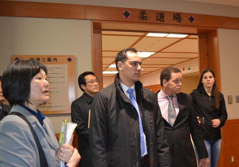 弘前市の県武道館の柔道場を視察するライナ会長(右から2人目)やマルドナド選手(右)