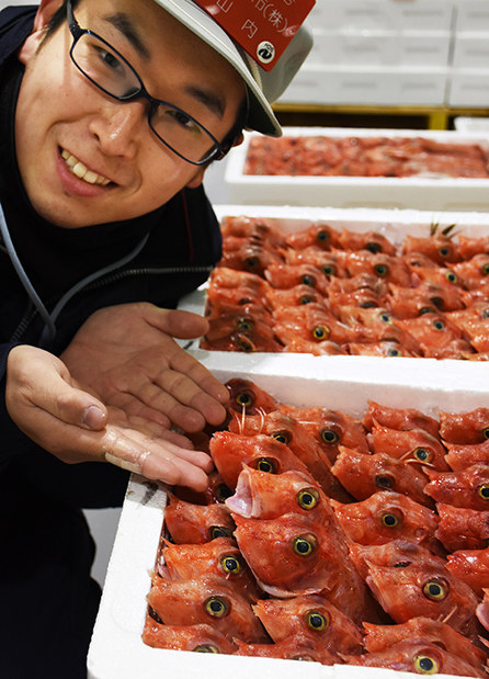 箱詰めされ、出荷を待つカナガシラと長崎魚市場社員=長崎市京泊3の長崎魚市場で、今野悠貴撮影
