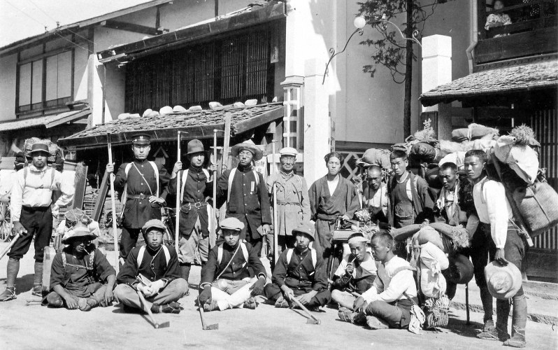 出発前に対山館の前で記念撮影する登山案内人と登山者ら=1918年ごろ撮影、大町山岳博物館提供(個人蔵)