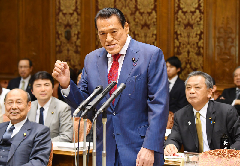 参院予算委員会で質問するアントニオ猪木氏=国会内で2017年1月31日午後2時16分、川田雅浩撮影