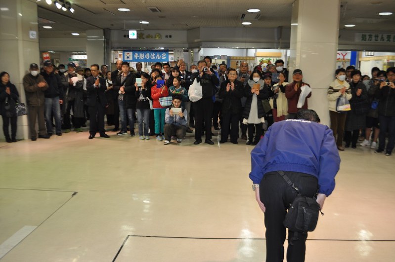 イズミヤ牛久店 ３０年の歴史に幕 来店客から拍手 茨城 毎日新聞