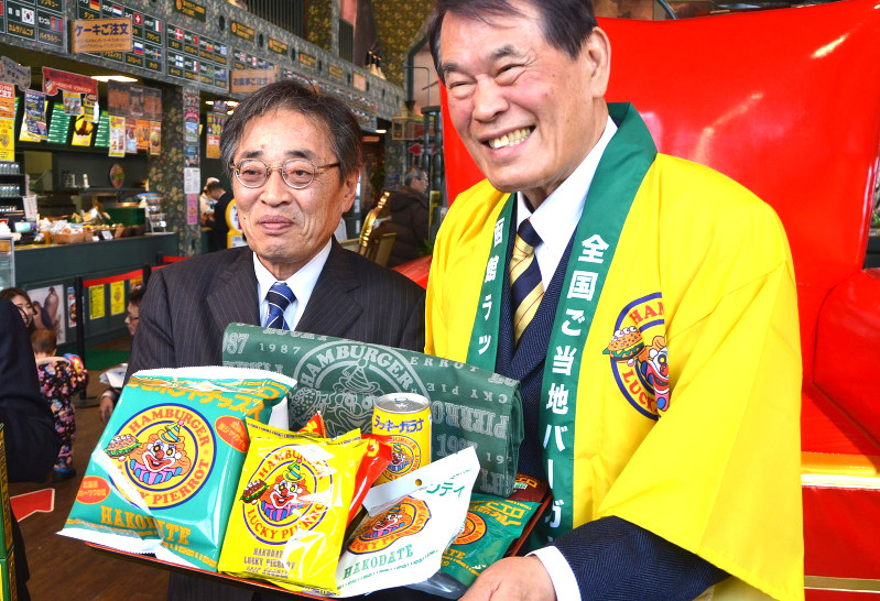 通販で扱う商品を手にPRする王一郎社長(右)=北海道七飯町で2017年2月1日午前11時27分、遠藤修平撮影