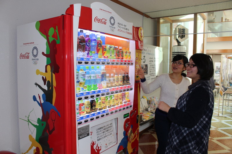 設置されたオリンピック支援自販機=伊豆市小立野の生きいきプラザで