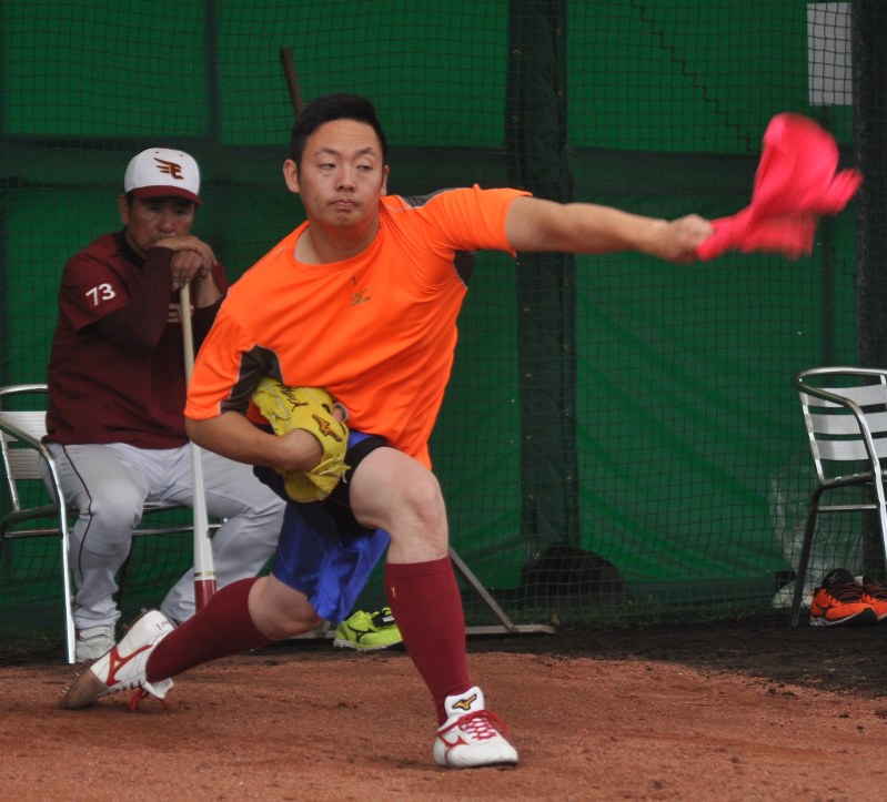 WBC本番に似せたマウンドでフォームを確認しながらタオルを使ってシャドーピッチングする松井裕=2017年2月4日、荻野公一撮影