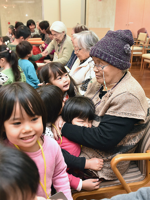 幼老複合施設でふれあう高齢者と園児たち=兵庫県猪名川町で、山崎一輝撮影