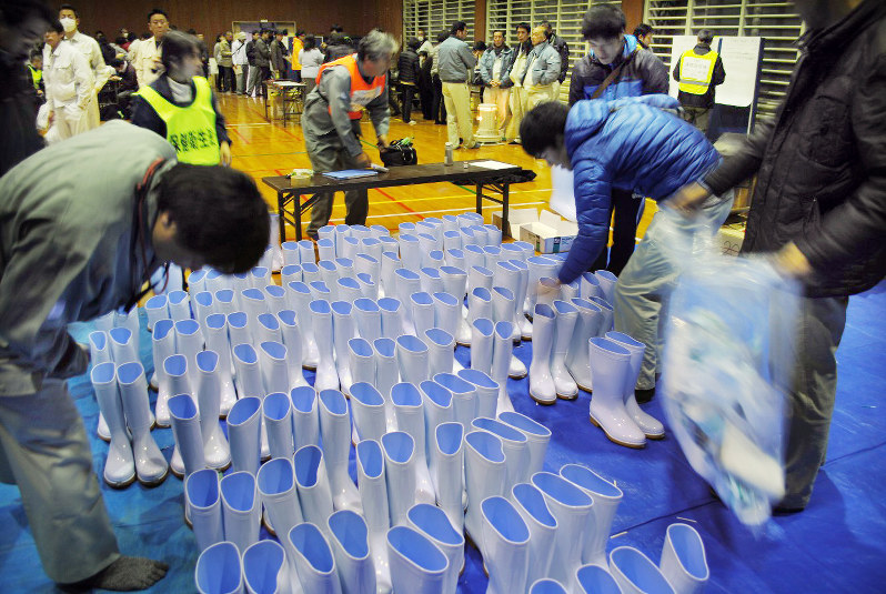 殺処分の作業準備を進める県職員ら=佐賀県江北町山口のB&G海洋センターで2017年2月4日午後7時13分、関東晋慈撮影