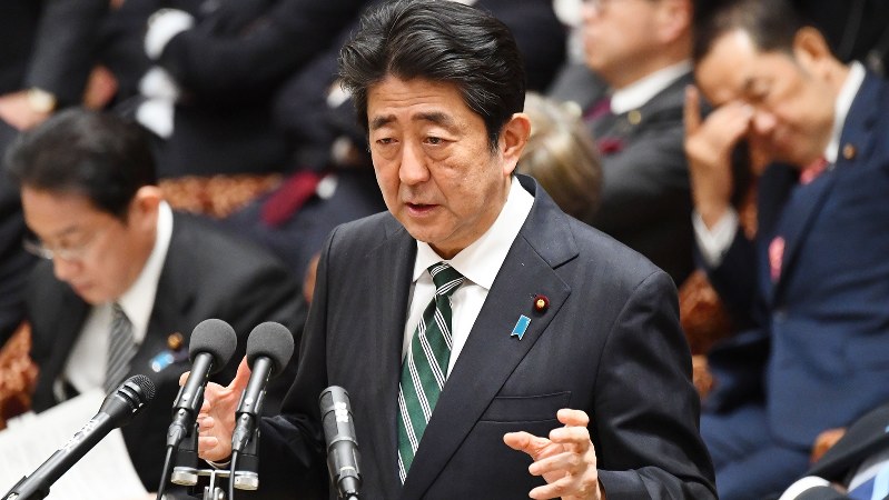 衆院予算委員会で答弁する安倍晋三首相=2017年2月3日、川田雅浩撮影