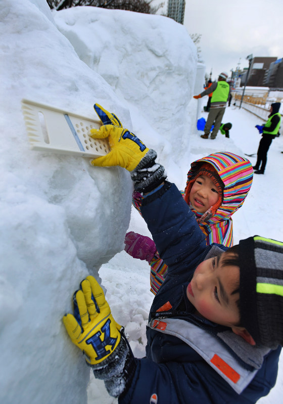 フォトスクランブル：さっぽろ雪まつり、あす開幕 圧巻、大氷雪像 ピコ
