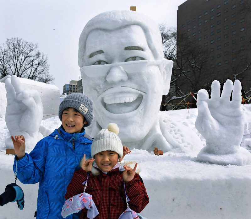 フォトスクランブル：さっぽろ雪まつり、あす開幕 圧巻、大氷雪像 ピコ
