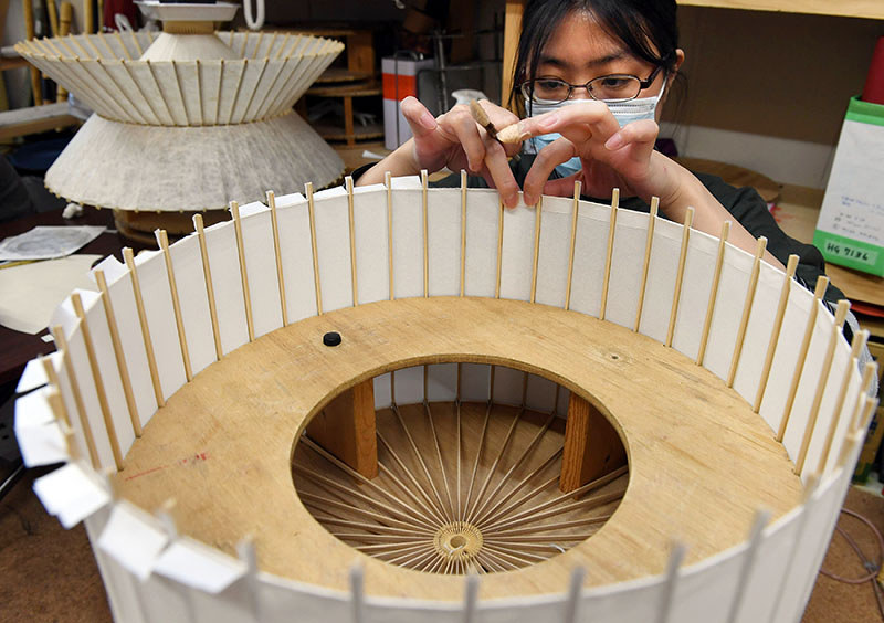 京に生きる 技と人 １５ 京和傘 日吉屋 下 革新の 照明 を伝統に 京都 毎日新聞