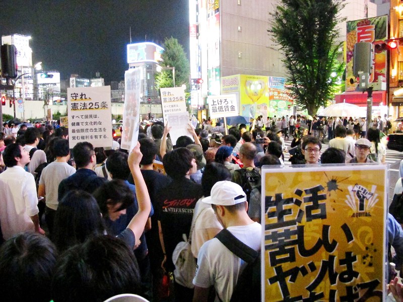 女子高生バッシングに抗議する新宿デモには若者も多く参加した=JR新宿駅東口で2016年8月27日、戸嶋誠司撮影