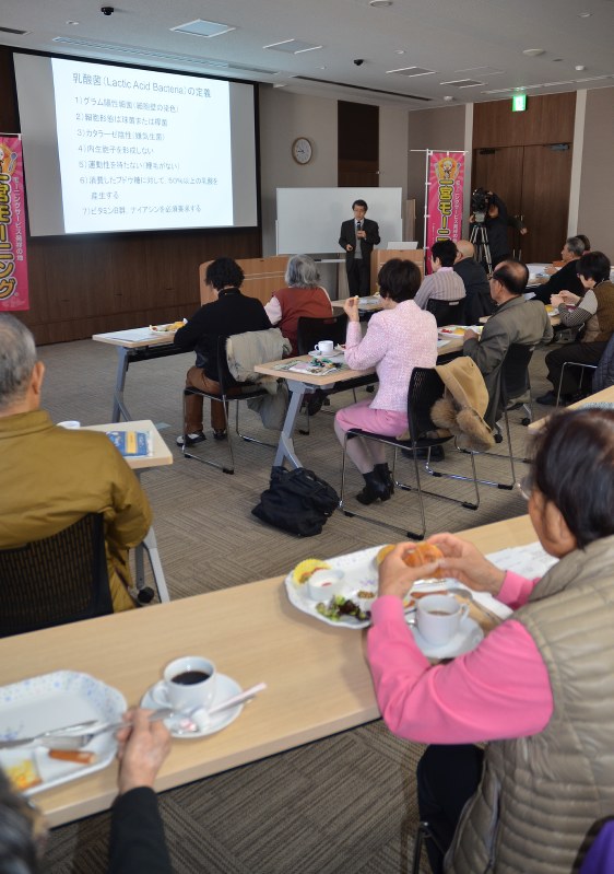 モーニングを食べながら講義に聴き入る参加者ら=一宮市の一宮商工会議所で