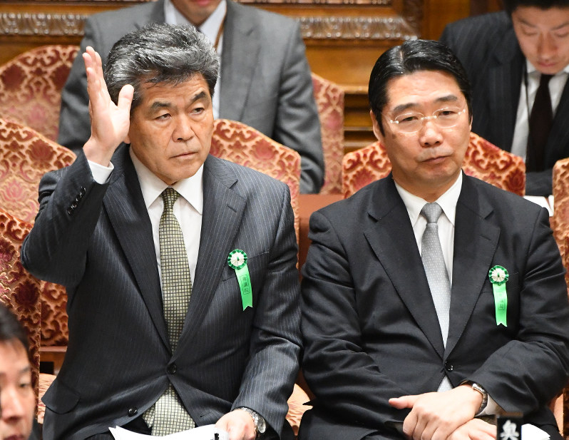 衆院予算委員会の文科省天下りあっせん問題集中審議で答弁のため挙手する同省人事課OBの嶋貫和男氏(左)。右は同省の前川喜平前事務次官=国会内で7日午前9時58分、川田雅浩撮影