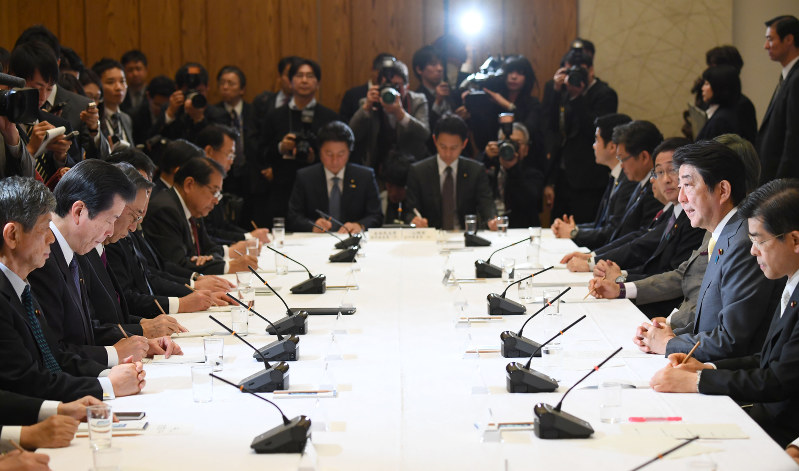 政府・与党連絡会議であいさつする安倍晋三首相(右から2人目)=国会内で2017年2月6日、川田雅浩撮影