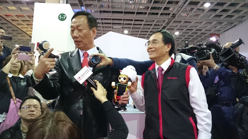 鴻海精密工業の郭台銘会長(左)とシャープの戴正呉社長=台北市で2017年1月22日、宮崎泰宏撮影