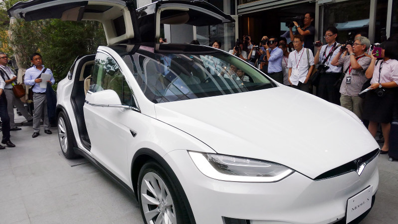 米テスラが日本に投入した最新の電気自動車「モデルX」=小座野容斉撮影