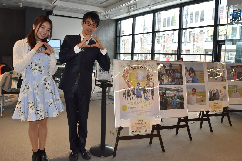 出演した和泉さん(左)と松本監督=新発田市役所で