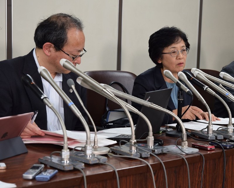 親権を巡る東京高裁判決後、記者会見する母側の弁護団=東京・霞が関の司法記者クラブで1月26日、伊藤直孝撮影