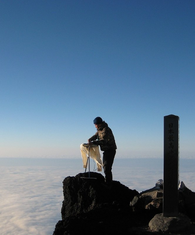 富士山頂でアイロンをかける松澤等さん=本人提供